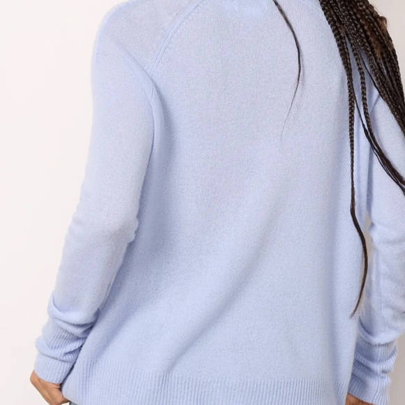 Evereve Size L Blue V-Neck 100% Cashmere Pullover Sweater Women’s Lightweight - Picture 2 of 11